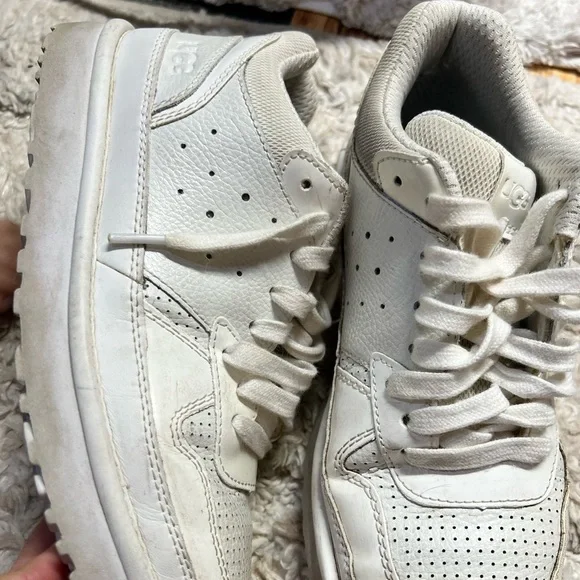 Ugg sneakers white but worn - Picture 1 of 3